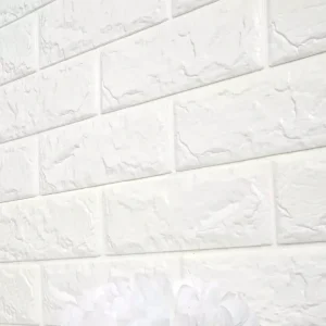 Placa autoadhesiva blanca 3D para pared instalada en living moderno