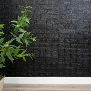 Placa autoadhesiva negra brillante 3D para pared instalada en living moderno