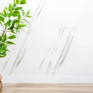 Placa autoadhesiva simil mármol 3D para pared instalada en cocina moderna