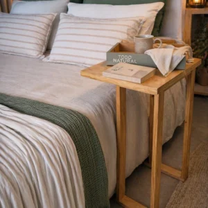 Mesa de arrime de madera barnizada para sillón o cama con diseño moderno